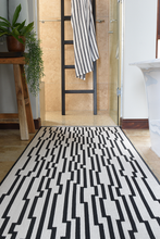 Load image into Gallery viewer, CIRCUIT BLACK