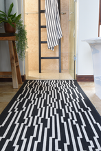 Load image into Gallery viewer, CIRCUIT BLACK