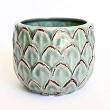 Load image into Gallery viewer, Scallop Planter
